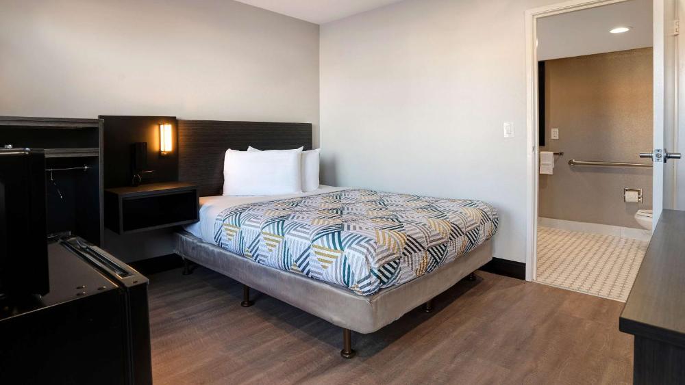 Deluxe Queen Room with Two Queen Beds - Non-Smoking interior
